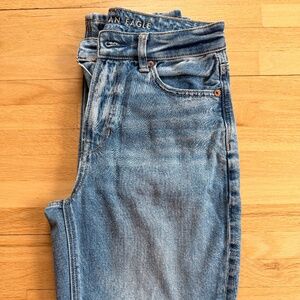 American Eagle Medium Wash Strigid Mom Jean (0 Short)